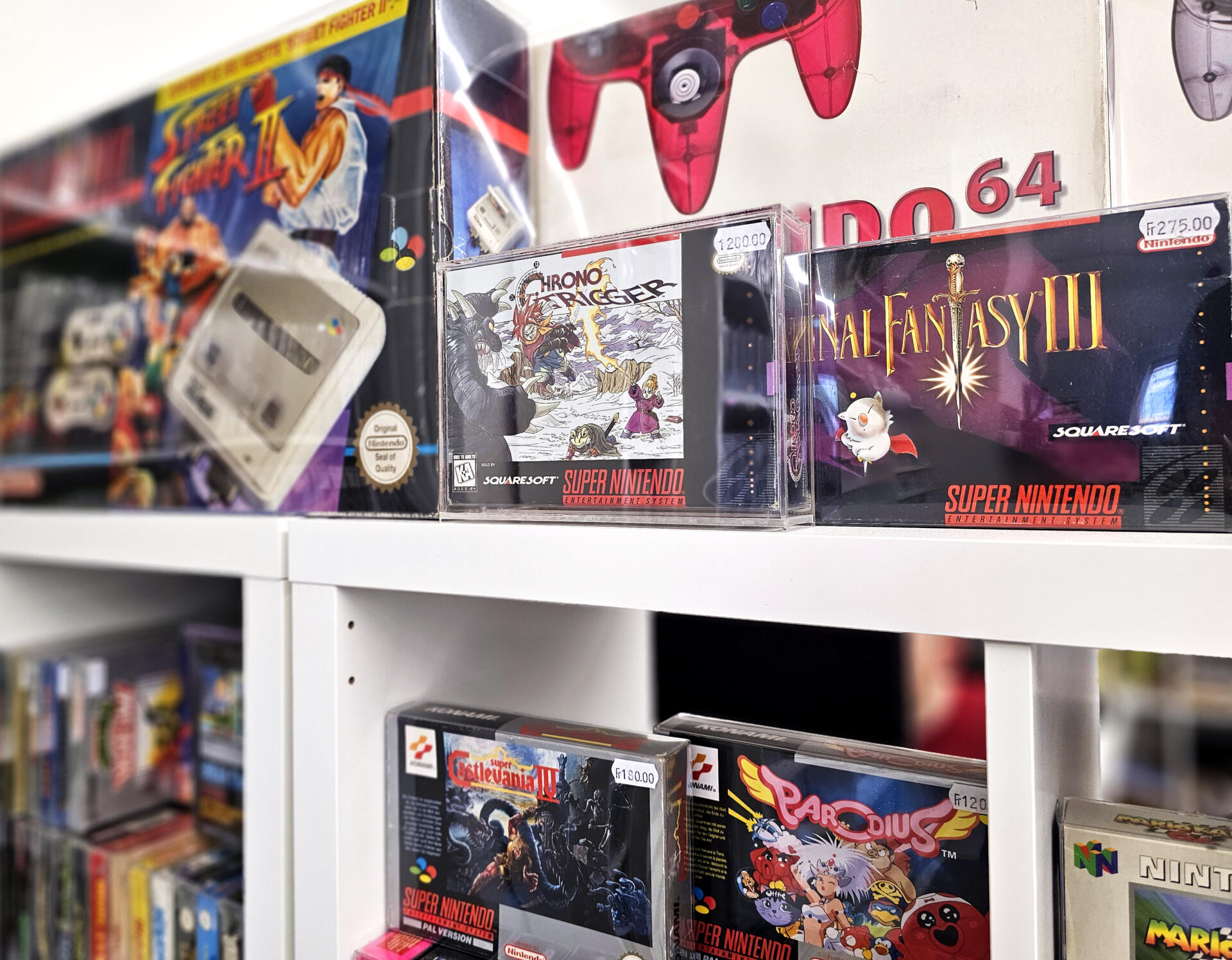 Ausschnitt von Zockbar's Big Box und anderen OVP-Sammler-Produkten in Schutzhüllen